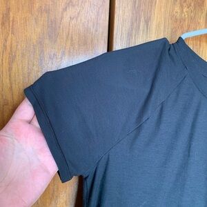 Underarmour Women’s athleisure top no size about medium cut outs on back